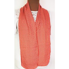 Piros alapon, fehér pöttyös mintás kendő