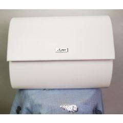   Patentos záródású, egy rekeszes,  vállra akasztható, lakkhatású,  alkalmi  kézi táska 