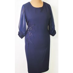   Kerek nyakú, 3/4-es tüllös ujjú, hátul cipzáras, oldalt felsliccelt, gyögyörű hímzett rátétes, selymes anyagú alkalmi ruha 44-50