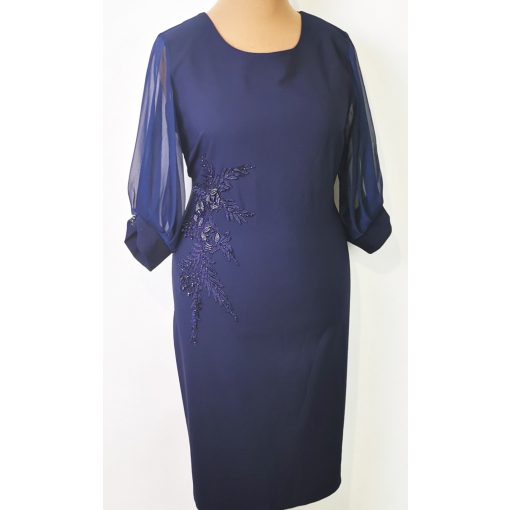 Kerek nyakú, 3/4-es tüllös ujjú, hátul cipzáras, oldalt felsliccelt, gyögyörű hímzett rátétes, selymes anyagú alkalmi ruha 44-50