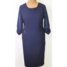 Kerek nyakú, 3/4-es tüllös ujjú, hátul cipzáras, oldalt felsliccelt, gyögyörű hímzett rátétes, selymes anyagú alkalmi ruha 44-50