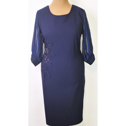 Kerek nyakú, 3/4-es tüllös ujjú, hátul cipzáras, oldalt felsliccelt, gyögyörű hímzett rátétes, selymes anyagú alkalmi ruha 44-50