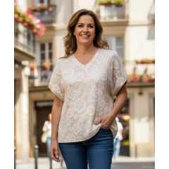  "V"nyakú, rövid ujjú, hátul egyszínű bézs, elől dupla anyagú, csipkerátéttel díszített, akalmi felső XL/2XL