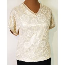 "V"nyakú, rövid ujjú, hátul egyszínű bézs, elől dupla anyagú, csipkerátéttel díszített, akalmi felső XL/2XL