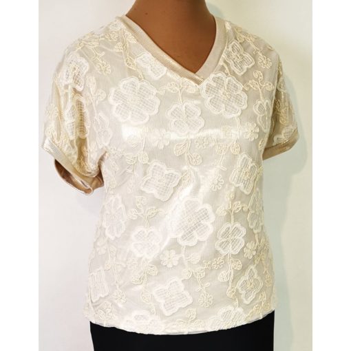 "V"nyakú, rövid ujjú, hátul egyszínű bézs, elől dupla anyagú, csipkerátéttel díszített, akalmi felső XL/2XL