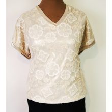 "V"nyakú, rövid ujjú, hátul egyszínű bézs, elől dupla anyagú, csipkerátéttel díszített, akalmi felső XL/2XL