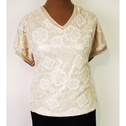 "V"nyakú, rövid ujjú, hátul egyszínű bézs, elől dupla anyagú, csipkerátéttel díszített, akalmi felső XL/2XL