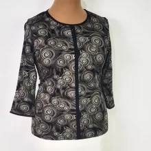 Kerek  nyakú, 3/4-es ujjú, világosbarna-fekete színű mintás, pamutos anyagú felső L-4XL
