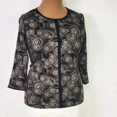   Kerek  nyakú, 3/4-es ujjú, világosbarna-fekete színű mintás, pamutos anyagú felső L-4XL