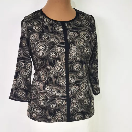 Kerek  nyakú, 3/4-es ujjú, világosbarna-fekete színű mintás, pamutos anyagú felső L-4XL