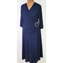 "V" nyakú, 3/4-es ujjú, átlapolt, csattal díszített, sötétkék színű, enyhén csillogó mintás, loknis aljú alkalmi ruha 44-54