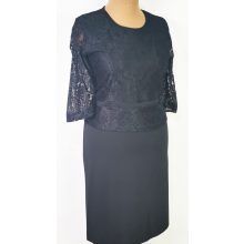 Fekete alapszínű, felső része pemlumos,  virág mintával díszített, csipkerátétes ruha 46-52