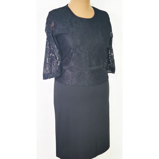 Fekete alapszínű, felső része pemlumos,  virág mintával díszített, csipkerátétes ruha 46-52