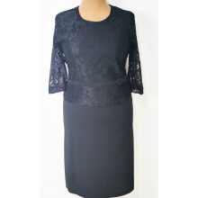 Fekete alapszínű, felső része pemlumos,  virág mintával díszített, csipkerátétes ruha 46-52