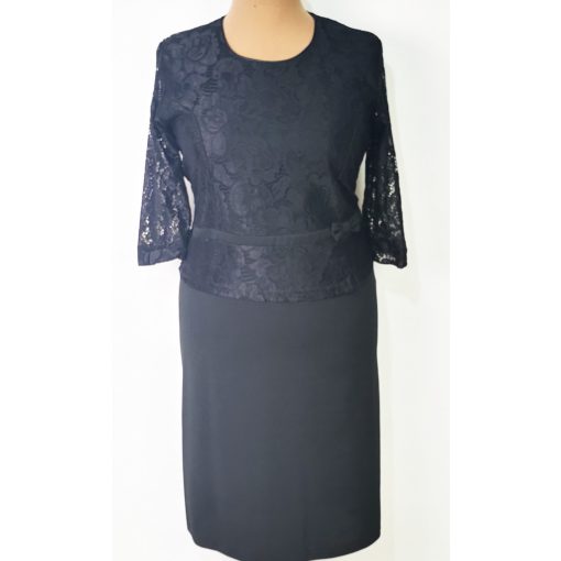 Fekete alapszínű, felső része pemlumos,  virág mintával díszített, csipkerátétes ruha 46-52