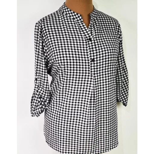 Álló nyakú, roll upos ujjú, aszimmetrikus, kerekített aljú, elől gombos, selymes, rugalmas anyagú felső 2XL/3XL
