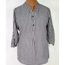 Álló nyakú, roll upos ujjú, aszimmetrikus, kerekített aljú, elől gombos, selymes, rugalmas anyagú felső 2XL/3XL