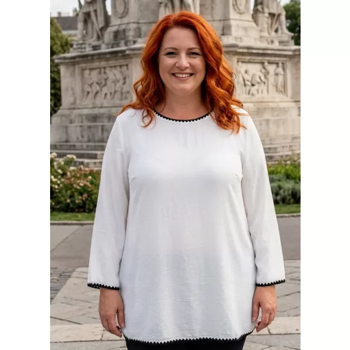 Kerek nyakú, 3/4-es tölcsér ujjú, fehér színű, pamutos anyagú felső 2XL/3XL