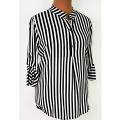   Álló nyakú, roll upos ujjú, aszimmetrikus, kerekített aljú, elől gombos, selymes, rugalmas anyagú felső 2XL/3XL