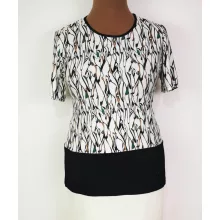 Kerek  nyakú, rövid ujjú, fehér alapon, zöld-barna színű mintás, pamutos anyagú felső L-4XL