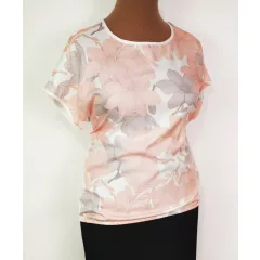   Kerek  nyakú, ejtett vállú, hátul egyszínű fehér,  elől rózsaszín-barna színű virág mintás, alul gumis, selymes anyagú felső L-4XL