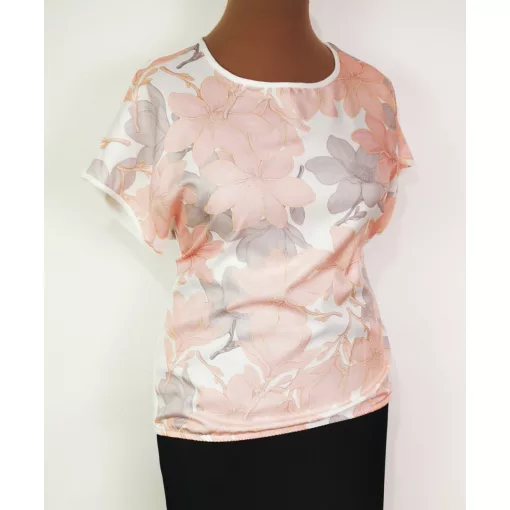 Kerek  nyakú, ejtett vállú, hátul egyszínű fehér,  elől rózsaszín-barna színű virág mintás, alul gumis, selymes anyagú felső L-4XL