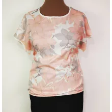 Kerek  nyakú, ejtett vállú, hátul egyszínű fehér,  elől rózsaszín-barna színű virág mintás, alul gumis, selymes anyagú felső L-4XL