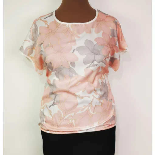 Kerek  nyakú, ejtett vállú, hátul egyszínű fehér,  elől rózsaszín-barna színű virág mintás, alul gumis, selymes anyagú felső L-4XL