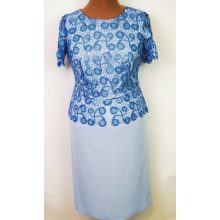Kerek nyakú,  selyem béléses, hátul cipzáras, elől csipkerátéttel díszített, selymes anyagú, alkalmi ruha  44-54