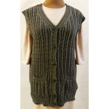 "V" nyakú, végig gombos, zsebes, gépi kötött, anyagában mintás, puha, pamut anyagú mellény