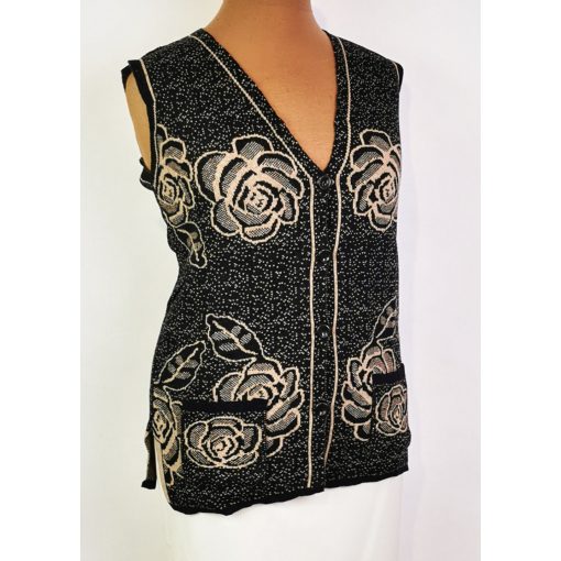 "V" nyakú, végig gombos, zsebes, gépi kötött, fekete alapon , bézs mintás, pamutos anyagú mellény XL/2XL