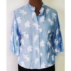   "V" nyakú, 3/4-es ujjú, világoskék alapon, fehér mintás, kerekitett aljú, pamutos anyagú felső  XL/2XL