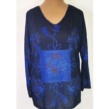 "V" nyakú, ejtett vállú, sötétkék alapon, világoskék mintás, pamutos anyagú felső 2XL/4XL