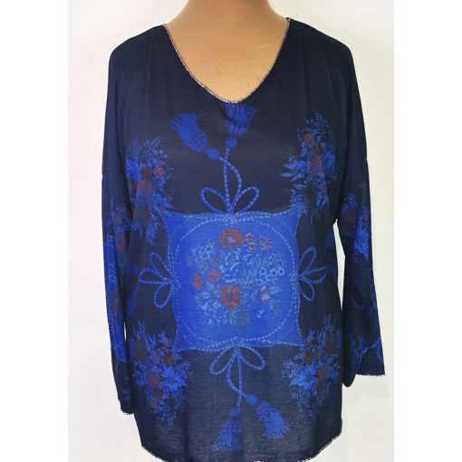 "V" nyakú, ejtett vállú, sötétkék alapon, világoskék mintás, pamutos anyagú felső 2XL/4XL