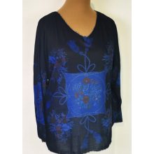 "V" nyakú, ejtett vállú, sötétkék alapon, világoskék mintás, pamutos anyagú felső 2XL/4XL