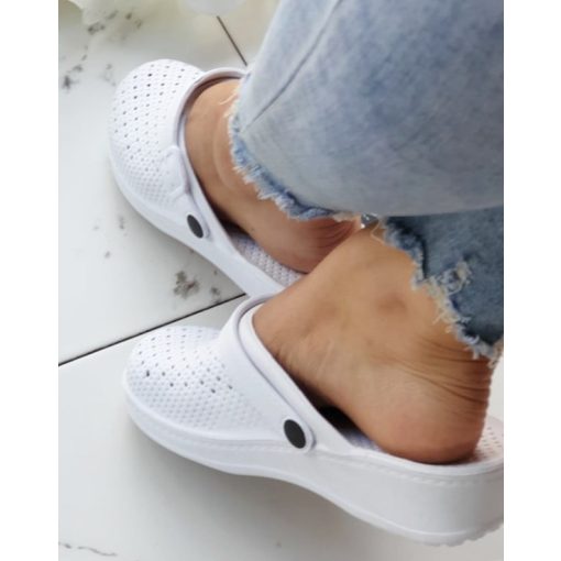 Egyszínű, felső része lyukacsos klumpa 36-41