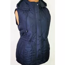 Anyagában mintás, vékony vatelin béléses, deréknál megköthető, zsebes, levehető kapucnis mellény  L-3XL
