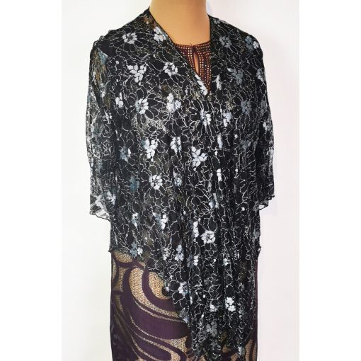 Fekete színű, 3/4-es tüllös, ezüst színű mintával dísztett, nyitott  perelin 