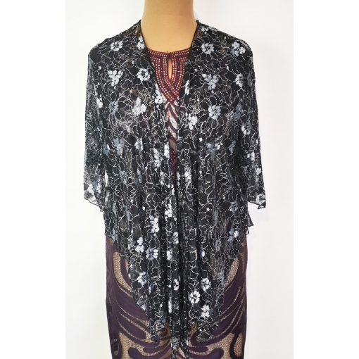 Fekete színű, 3/4-es tüllös, ezüst színű mintával dísztett, nyitott  perelin 