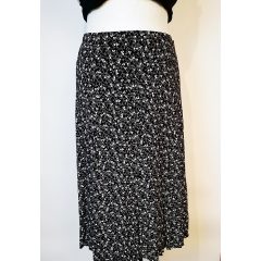   Fekete alapszínű, apró fehér mintával díszített szoknya 44-52