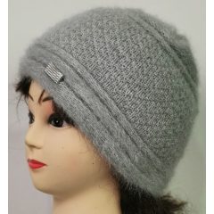   Gépi kötött, dupla anyagú, galambszürke színü, anyagában mintás, díszített sapka