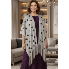   Ezüstszürke alapon, fekete pöttyös mintás, enyhén csillogó, rojtolt aljú, nyitott pelerin