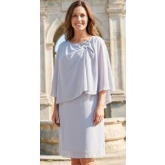   Kerek nyakú, dupla anyagú, deréknál gumis, ezüstszürke színű, muszlin rátétes alkalmi ruha 46-54
