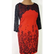 Elől piros alapszínen, fekete mintával és csipkerátéttal díszített, selymes anyagú ruha 40-50