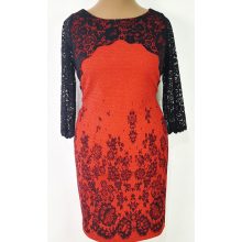 Elől piros alapszínen, fekete mintával és csipkerátéttal díszített, selymes anyagú ruha 40-50