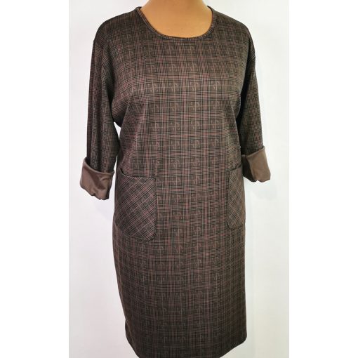 Kerek nyakú, hosszú ujjú, zsebes, barna alapon kocka mintás, pamutos anyagú  ruha 2XL/4XL