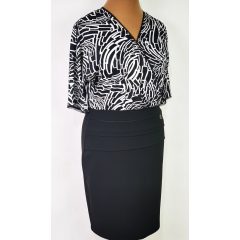   "V" nyakú, 3/4-es ujjú, elől átlapolt, oldalt cipzáras, fekete-fehér színű, selymes anyagú ruha 38-42