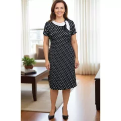   Kerek nyakú, rövid  ujjú, fekete színű, fehér pöttyös, nyaknál selyemsállal díszített, selymes, rugalmas anyagú, alkalmi ruha L-2XL