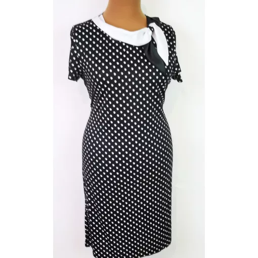 Kerek nyakú, rövid  ujjú, fekete színű, fehér pöttyös, nyaknál selyemsállal díszített, selymes, rugalmas anyagú, alkalmi ruha L-2XL