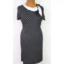Kerek nyakú, rövid  ujjú, fekete színű, fehér pöttyös, nyaknál selyemsállal díszített, selymes, rugalmas anyagú, alkalmi ruha L-2XL